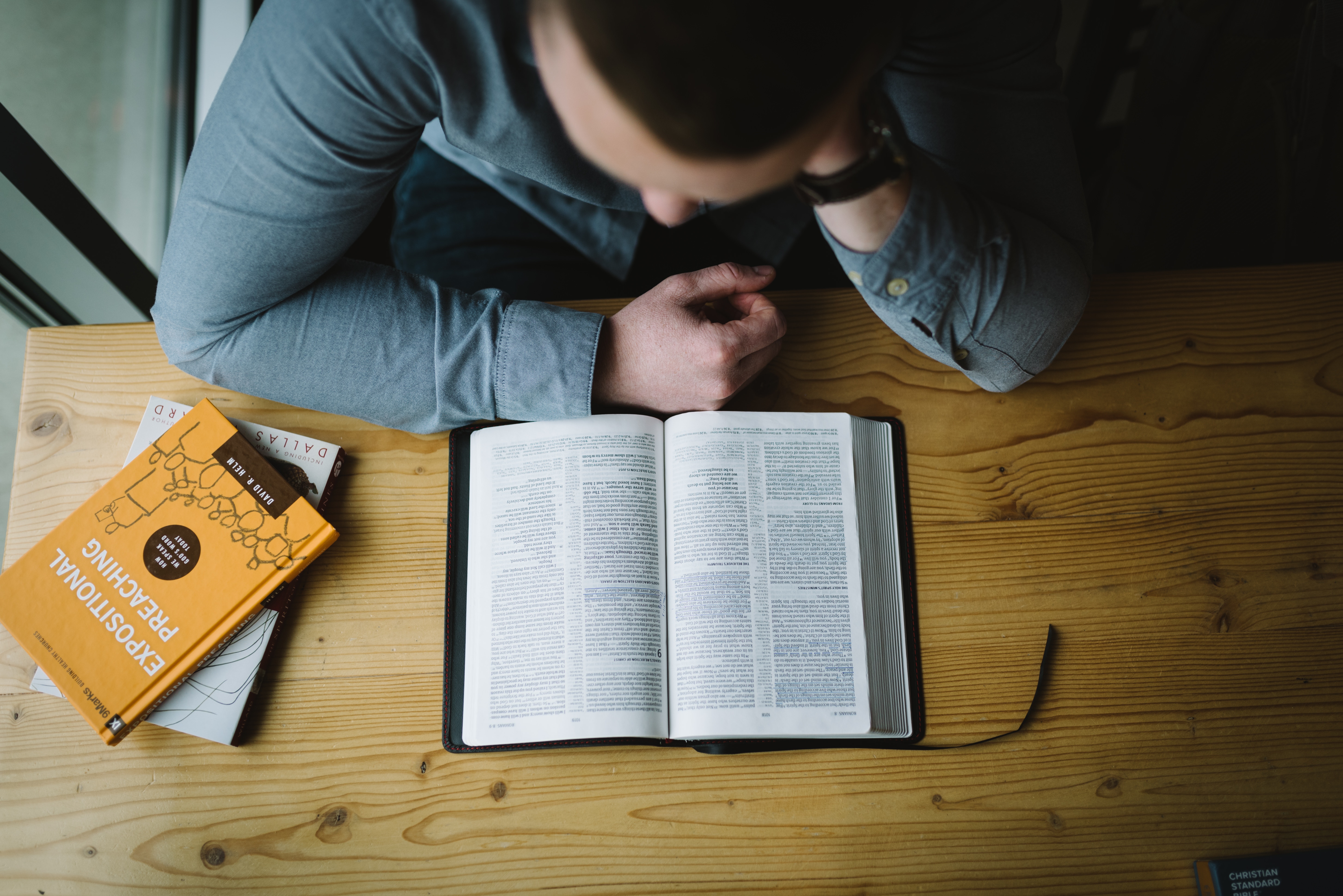 Foto de Alexander Michl no Unsplash - A Bíblia ainda é para os nossos dias? Veja Esses conselhos Práticos