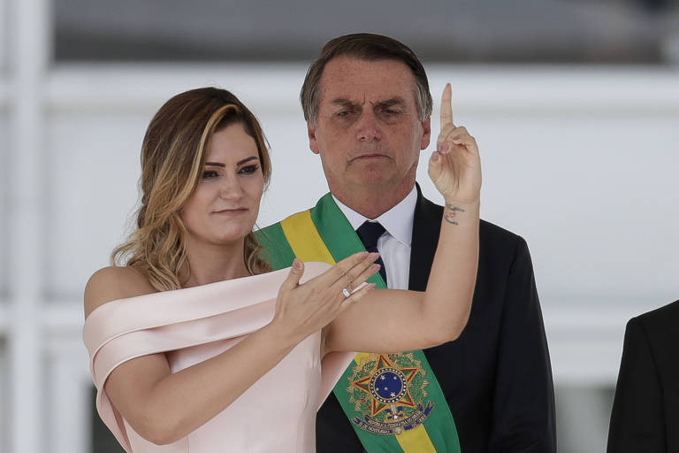 michelle bolsonaro - Michelle Bolsonaro, a primeira-dama, QUEBRA protocolo discursando em LIBRAS- Governo Bolsonaro