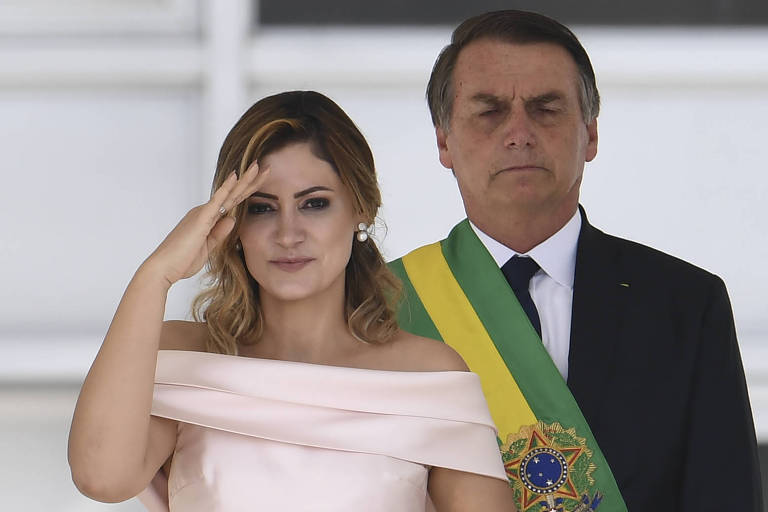 michelle e Jair bolsonaro 1 - Michelle Bolsonaro, a primeira-dama, QUEBRA protocolo discursando em LIBRAS- Governo Bolsonaro