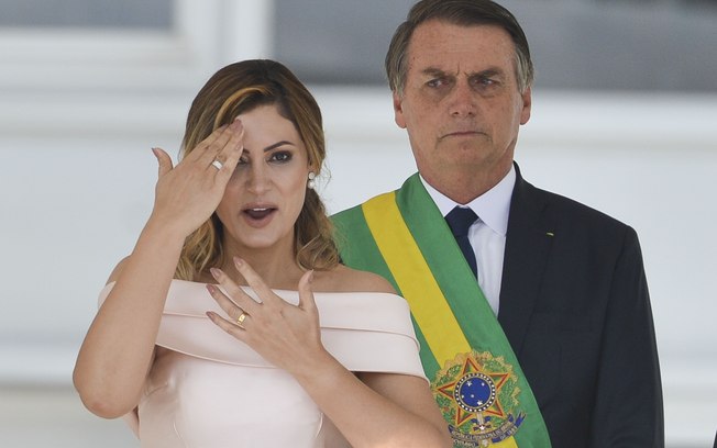 michelle e bolsonaro - Michelle Bolsonaro, a primeira-dama, QUEBRA protocolo discursando em LIBRAS- Governo Bolsonaro