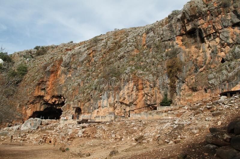 caverna e templo de deus pan em banias parque nacional israel antiga 172661075 - As Portas do Inferno Não prevalecerão contra a igreja- Mateus 16